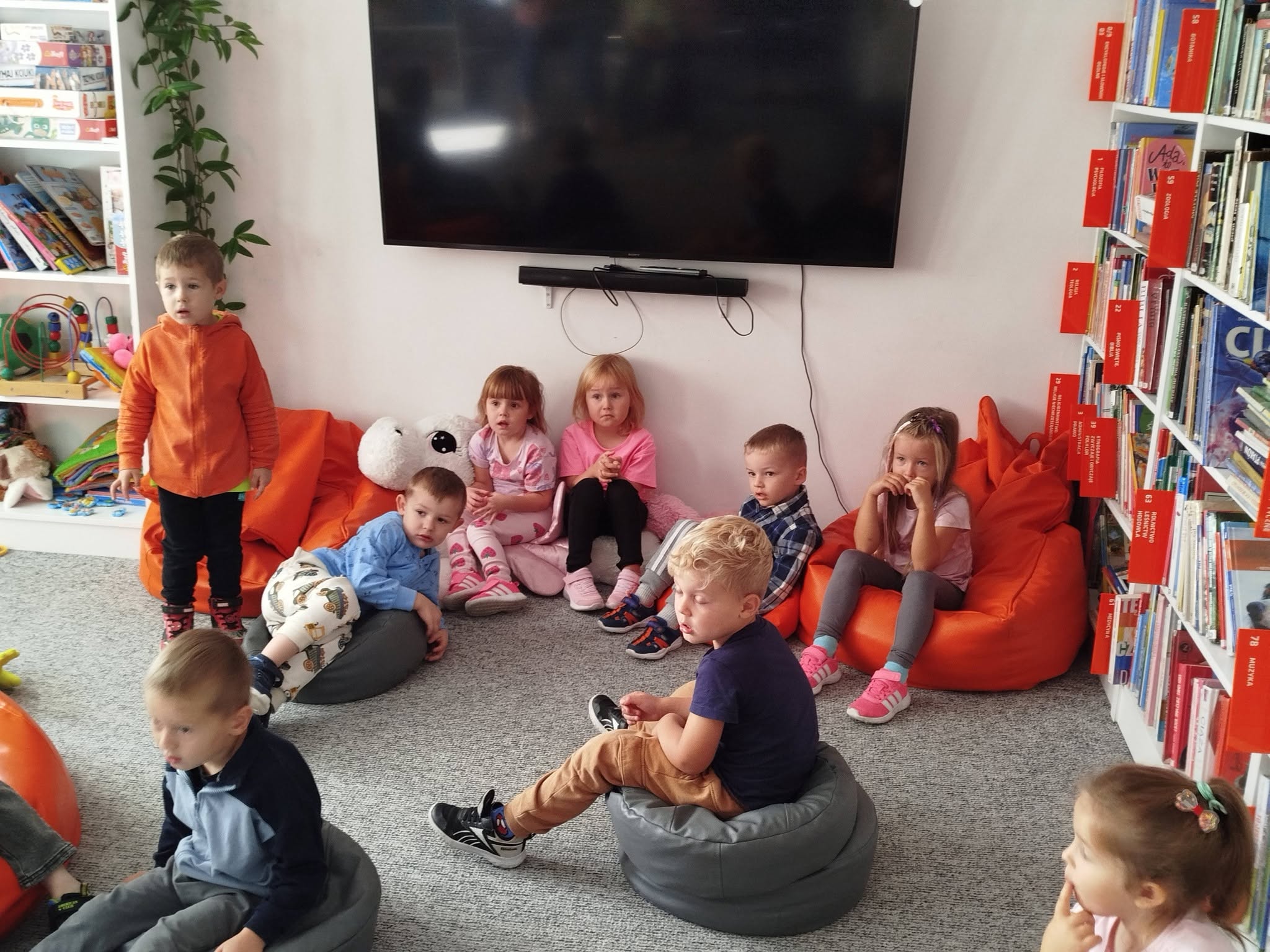 Dzieci uczestniczą w spotkaniu czytelniczym w Bibliotece Publicznej
