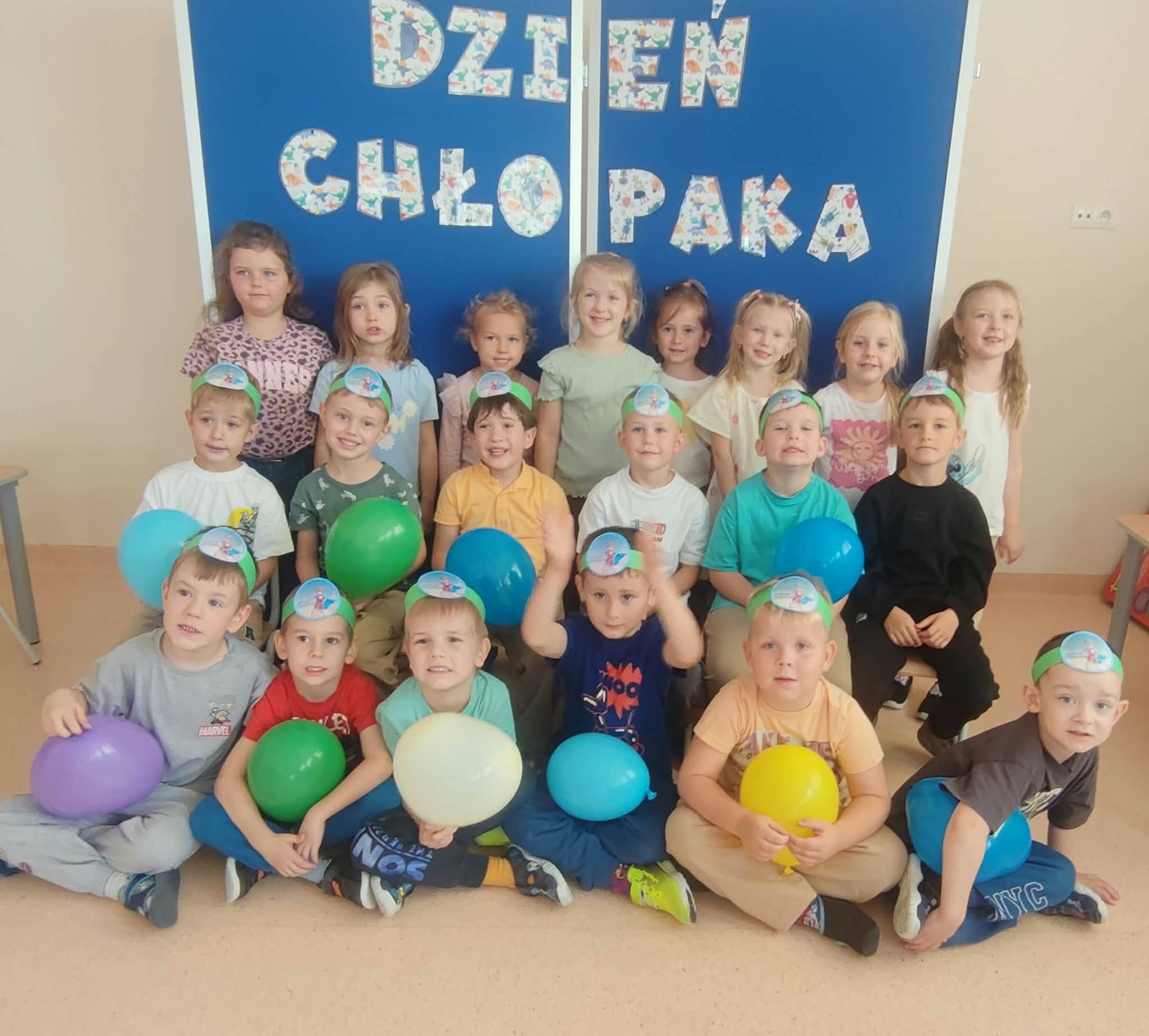 Grupowe zdjęcie dzieci z okazji Dnia Chłopaka